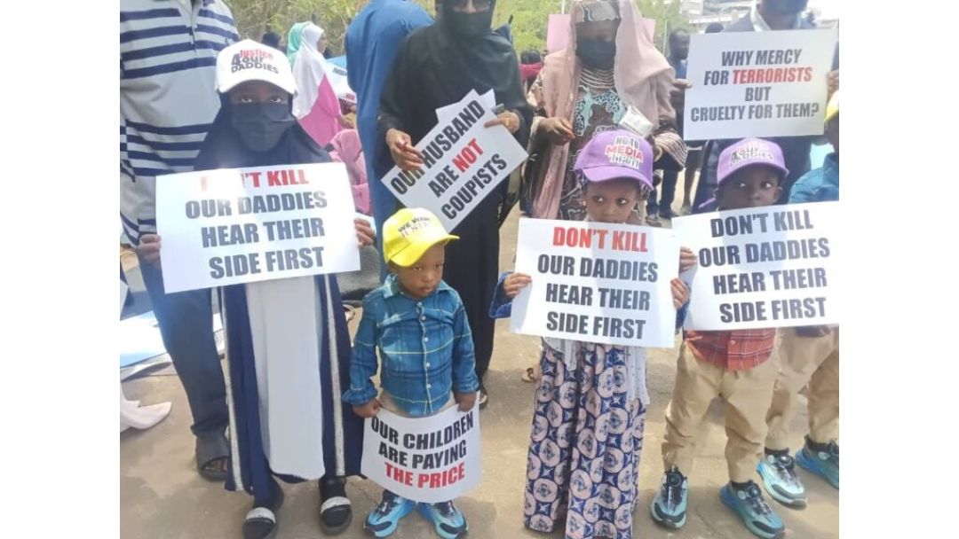 Ìjọba Ṣàbẹ̀wò: Ìdílé Ọmọ-ogun Tó Wà Ní Déténù Ṣe Àfihàn Ní Àgọ́ Ìpàdé Orílẹ̀-Èdè